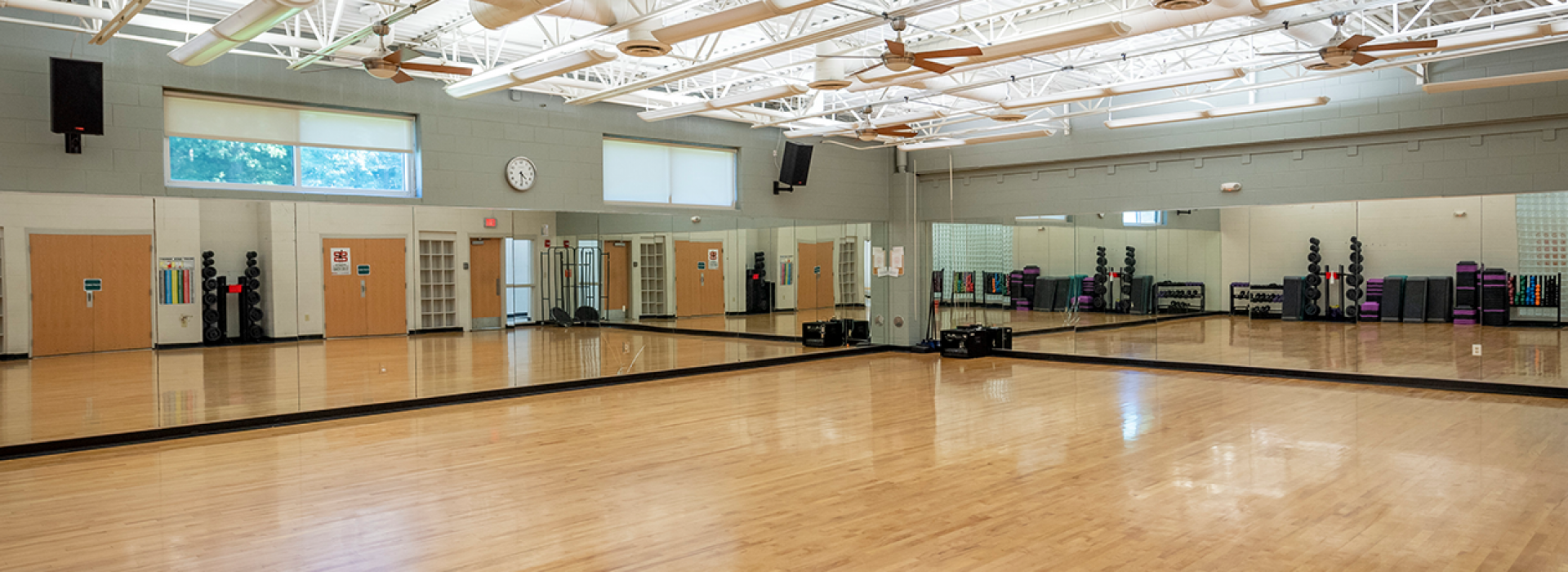 Alternative group exercise studio with mirrors